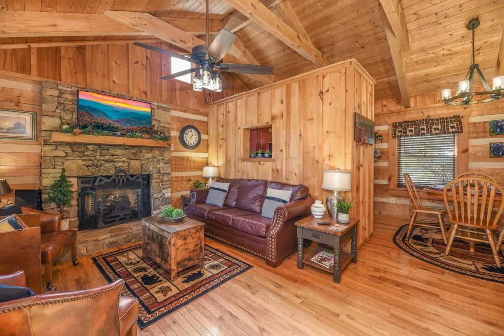 View! Cozy, Private, Fireplace, Hot Tub Log Cabin, Honeymoon! Sevierville Buitenkant foto