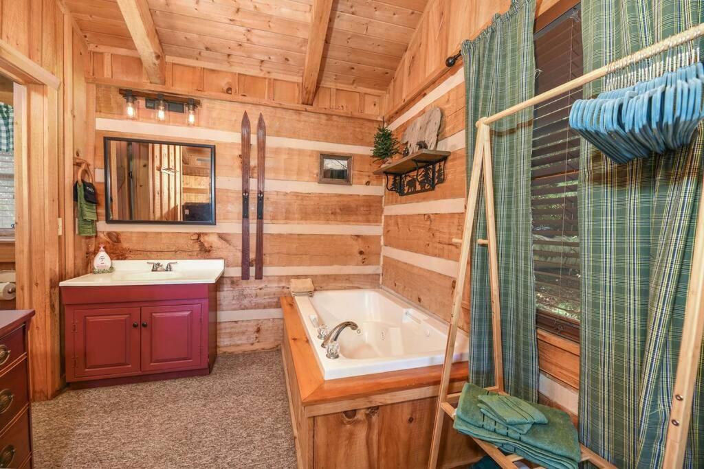 View! Cozy, Private, Fireplace, Hot Tub Log Cabin, Honeymoon! Sevierville Buitenkant foto