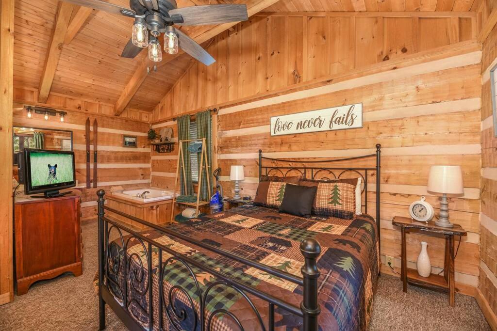 View! Cozy, Private, Fireplace, Hot Tub Log Cabin, Honeymoon! Sevierville Buitenkant foto