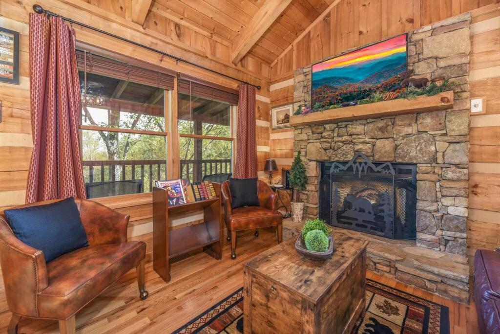 View! Cozy, Private, Fireplace, Hot Tub Log Cabin, Honeymoon! Sevierville Buitenkant foto
