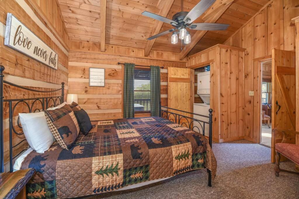 View! Cozy, Private, Fireplace, Hot Tub Log Cabin, Honeymoon! Sevierville Buitenkant foto