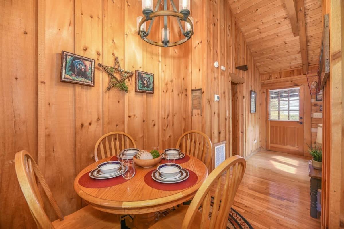 View! Cozy, Private, Fireplace, Hot Tub Log Cabin, Honeymoon! Sevierville Buitenkant foto
