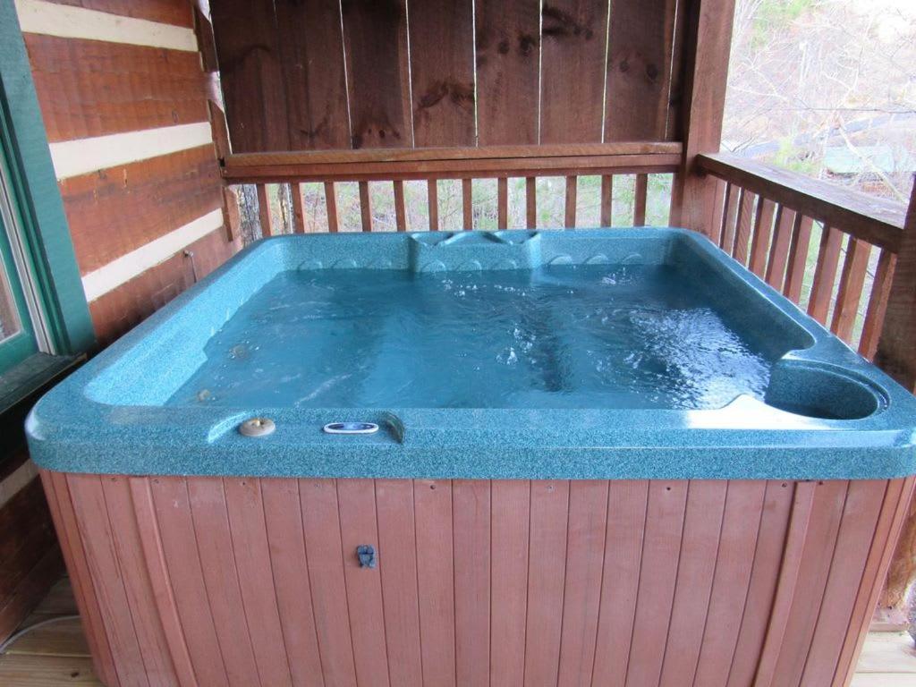 View! Cozy, Private, Fireplace, Hot Tub Log Cabin, Honeymoon! Sevierville Buitenkant foto