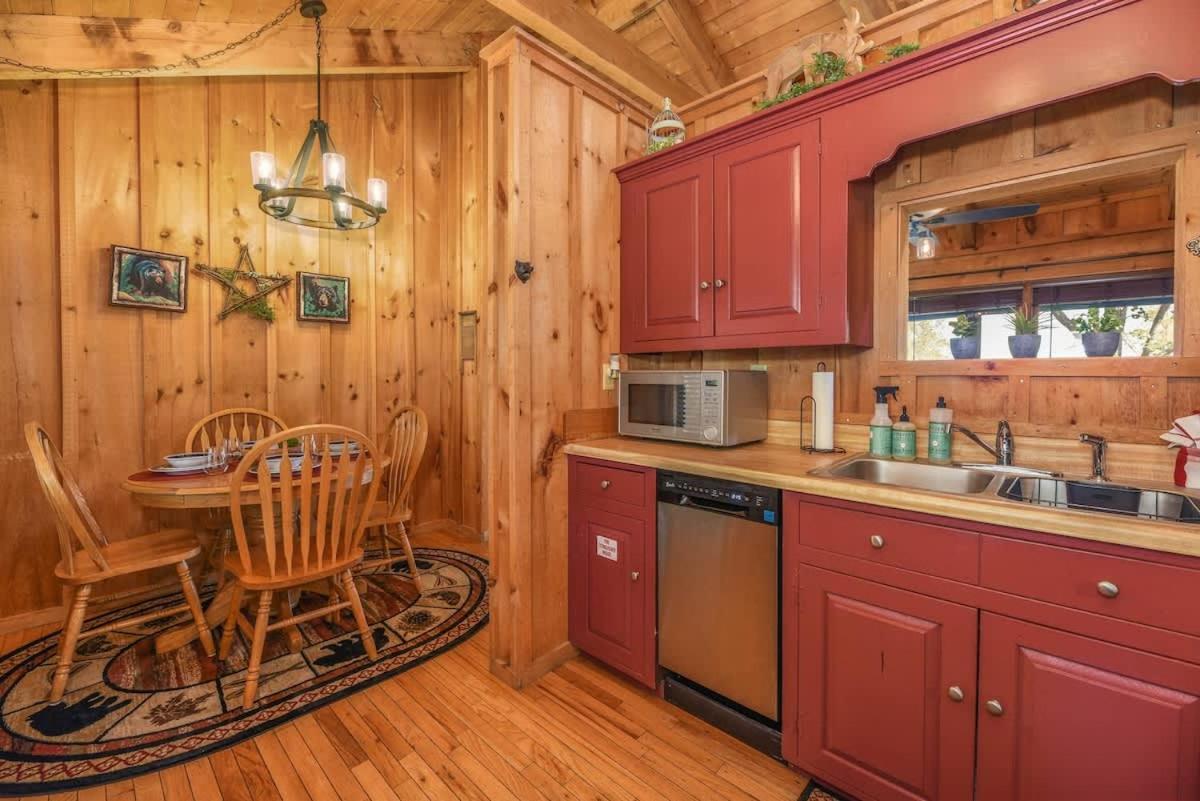 View! Cozy, Private, Fireplace, Hot Tub Log Cabin, Honeymoon! Sevierville Buitenkant foto