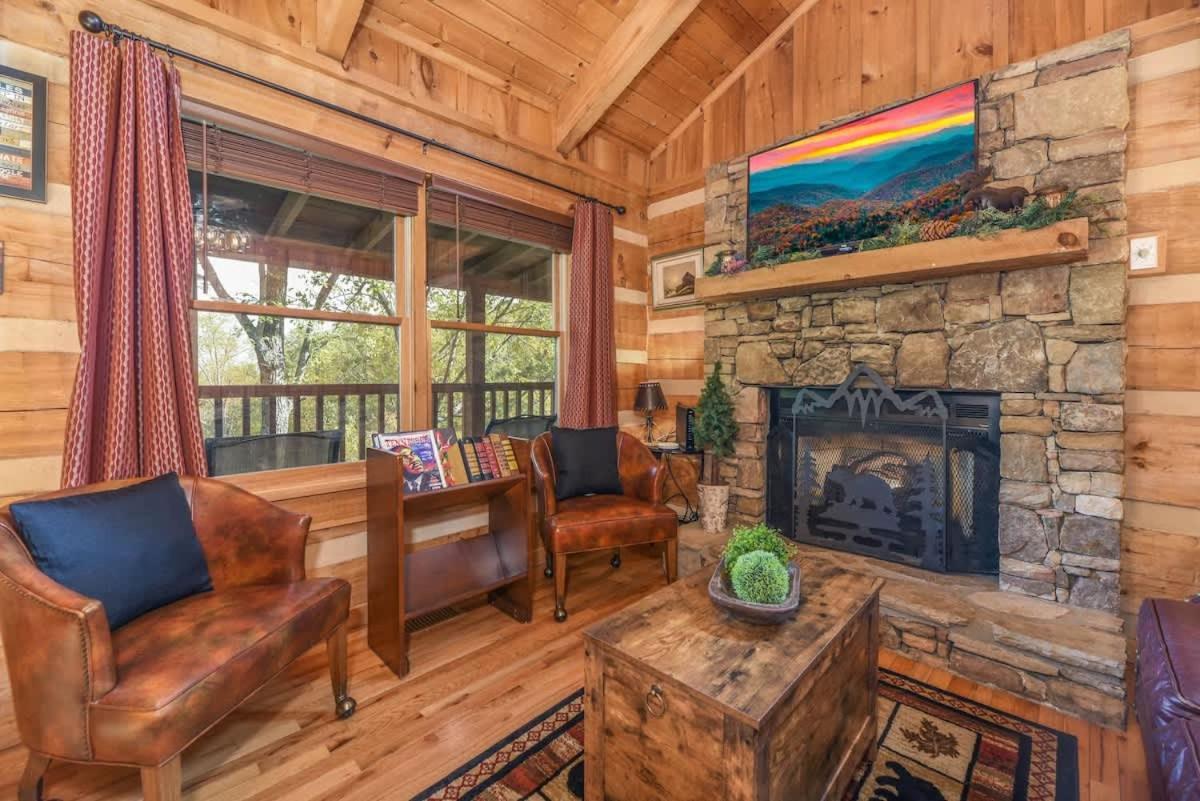 View! Cozy, Private, Fireplace, Hot Tub Log Cabin, Honeymoon! Sevierville Buitenkant foto