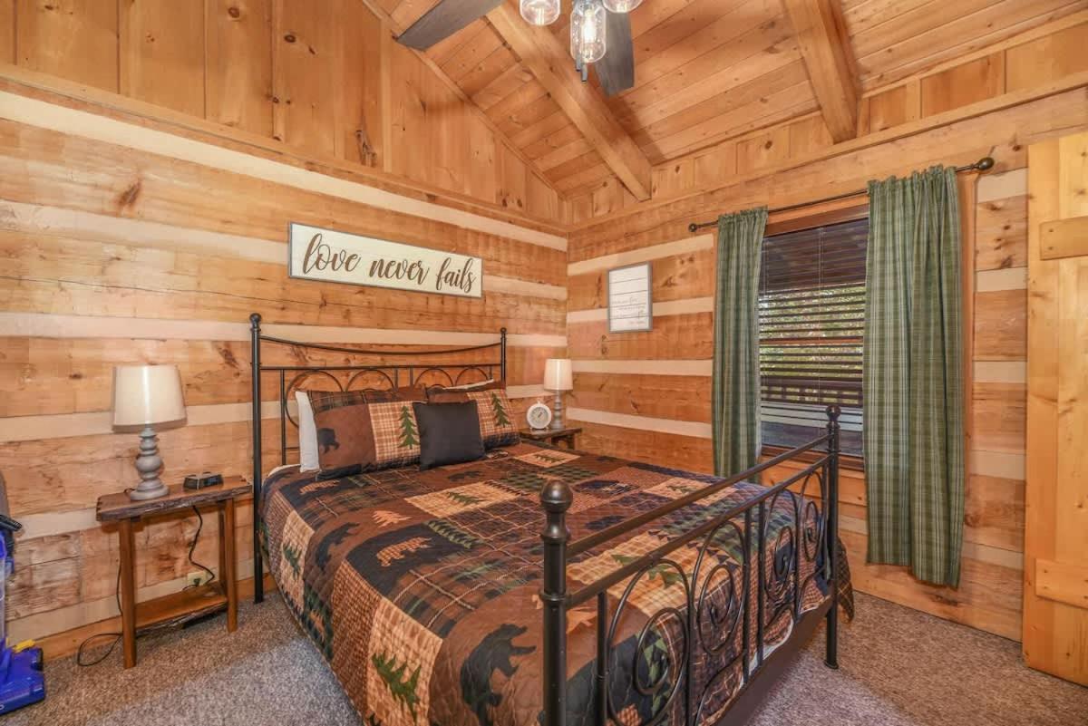 View! Cozy, Private, Fireplace, Hot Tub Log Cabin, Honeymoon! Sevierville Buitenkant foto