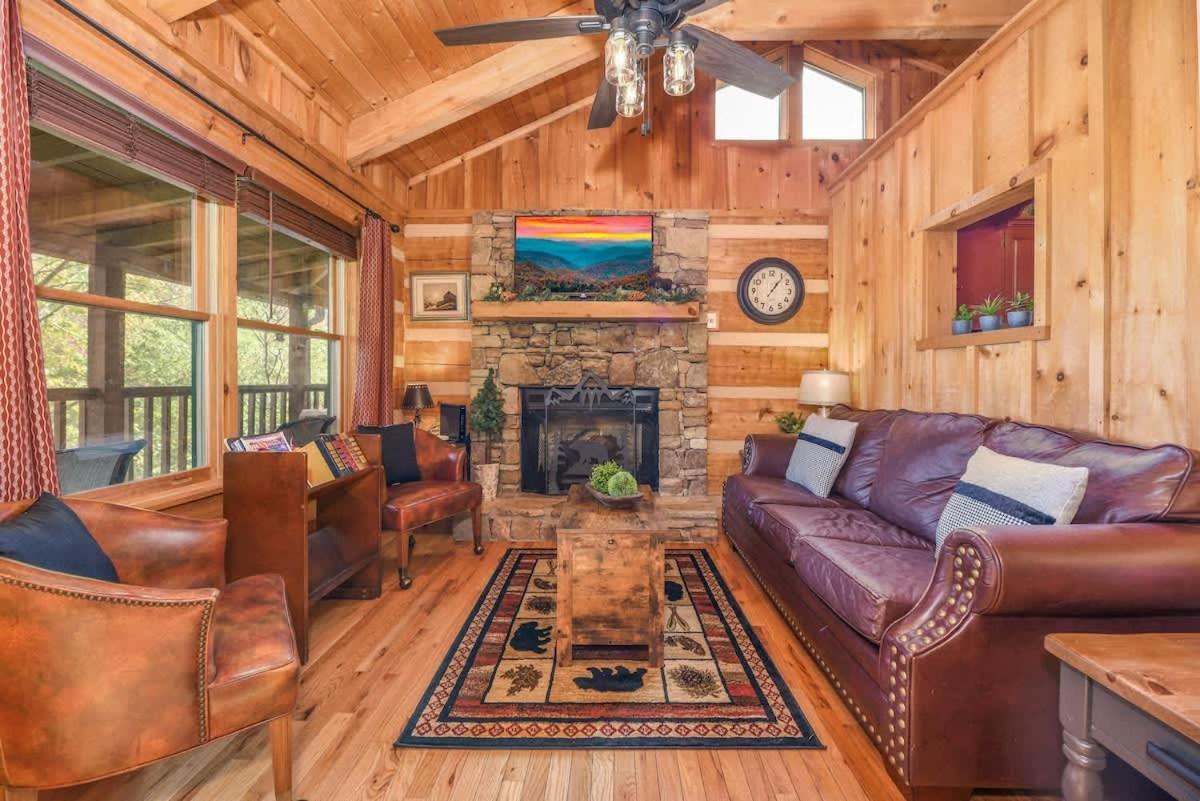 View! Cozy, Private, Fireplace, Hot Tub Log Cabin, Honeymoon! Sevierville Buitenkant foto