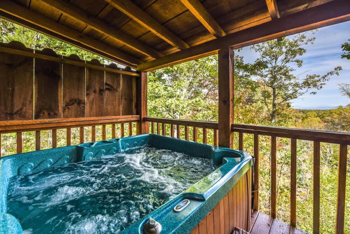 View! Cozy, Private, Fireplace, Hot Tub Log Cabin, Honeymoon! Sevierville Buitenkant foto