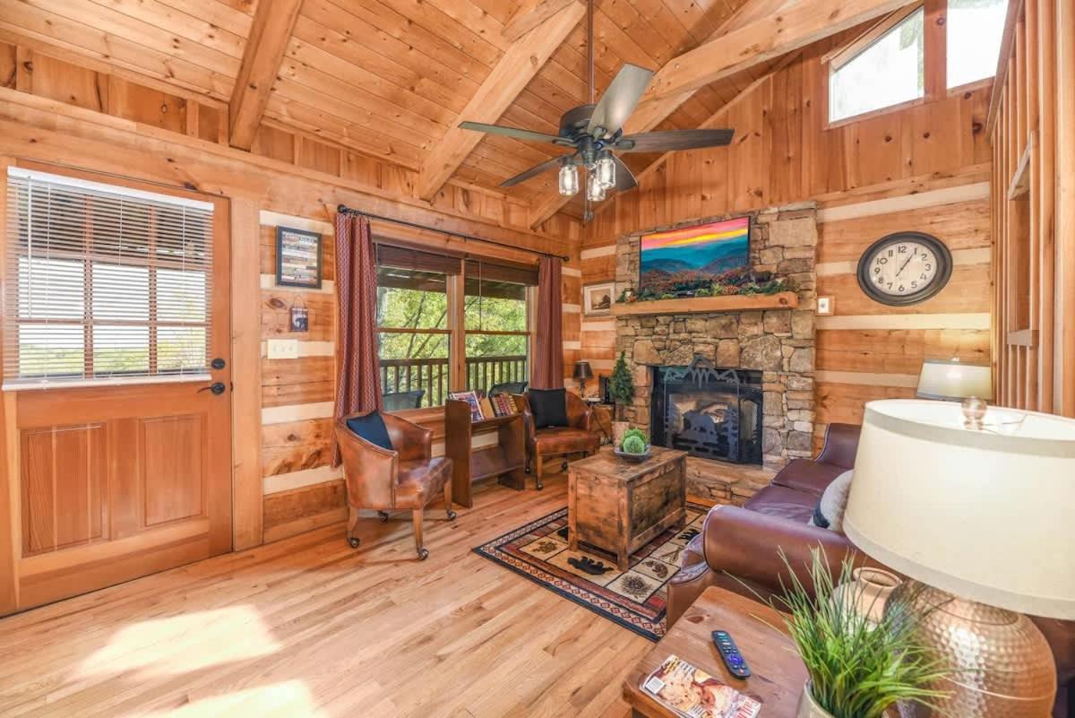 View! Cozy, Private, Fireplace, Hot Tub Log Cabin, Honeymoon! Sevierville Buitenkant foto